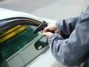 El perjudicado denunció que un vehículo se le acercó y de este descendieron tres individuos, quienes ejecutaron el robo