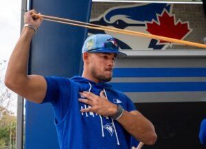 El lanzador derecho de Toronto comenzará la próxima semana a tirar en liga menor como parte de su rehabilitación del codo