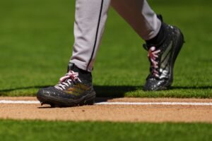 El abridor de los Diamondbacks, Brandon Pfaadt, utilizó cordones rosados durante el partido de este sábado para revelar que su hermano espera una niña