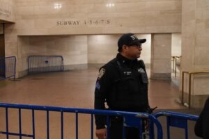 Según un funcionario, el presunto agresor ignoró las órdenes de soltar el arma y se abalanzó contra los agentes