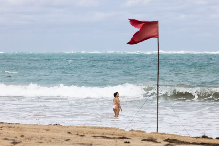El Servicio Nacional de Meteorología emitió una vigilancia de inundaciones, desde el lunes hasta el miércoles, ante el paso de una vaguada por la zona