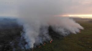 Dirigieron las llamas a un área donde no hay casas, mientras esperan ayuda del pronóstico de fuertes aguaceros