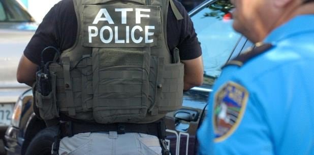 Dos de los arrestados continúan hospitalizados, mientras el tercero fue entregado por la Uniformada a la agencia ATF