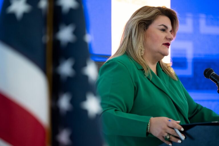 La gobernadora Jenniffer González indicó que, del 14 al 17 de abril, las banderas ondearán a media asta para recordar a de Amid Molina Morales, Eddie Santiago Rentas y Ariana G. Linse Savino