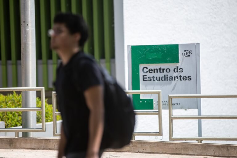 En una asamblea, los alumnos también reclamaron que se asigne un presupuesto adecuado al sistema universitario