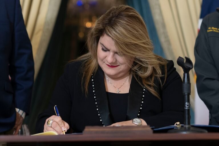 La gobernadora Jenniffer González anunció este martes que estampó su firma en la medida
