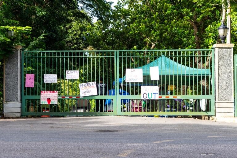 Inician una manifestación indefinida, en rechazo a las acciones de la presidenta Zayira Jordán Conde y la designación de Miguel Muñoz como rector interino