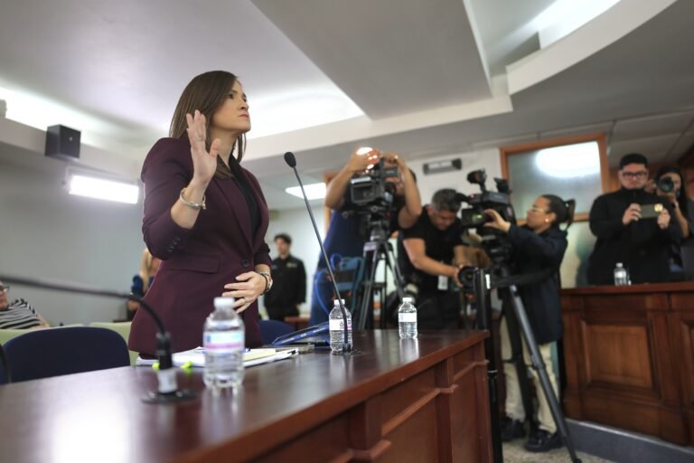 La exsecretaria dijo no recordar si refirió a las autoridades los señalamientos por marbetes fraudulentos y reducción de multas; las vistas públicas continúan el miércoles