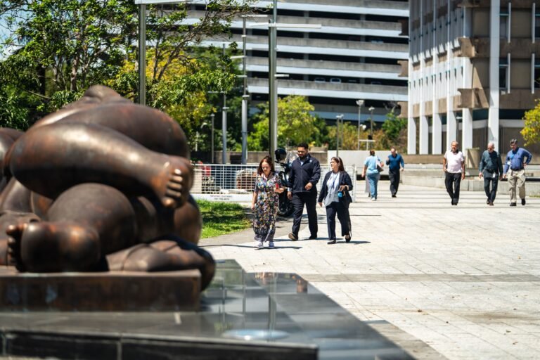 El Departamento de Salud y el Departamento de Educación ya cuentan con estas oficinas y están en proceso de hacerlo en Vivienda