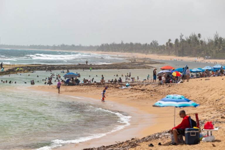 Mientras, los tres balnearios que administra el DRNA en el norte permanecen cerrados “hasta nuevo aviso” y alcaldes de municipios costeros urgen a los ciudadanos a no entrar al mar