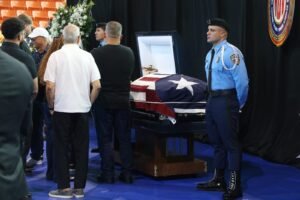 Familiares, compañeros y ciudadanos se unirán este miércoles para dar el último adiós al agente en el coliseo Dolores “Toyita” Martínez, en Juana Díaz