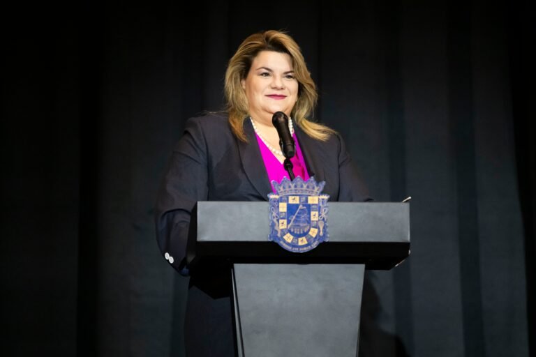 Cumplió este miércoles con su obligación, a nivel estatal y federal, como casada, pero que rinde de manera individual