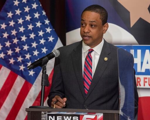 La Policía informó que Justin Fairfax, cuya carrera descarriló por las acusaciones, se suicidó y mató a su mujer