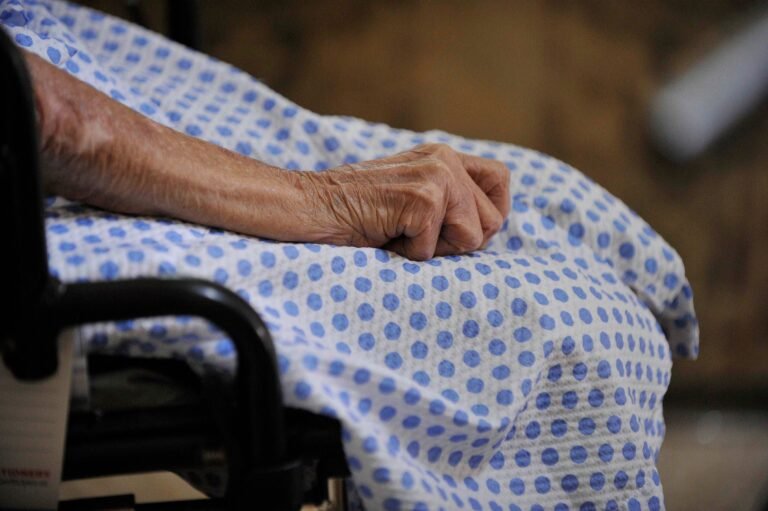 El Departamento de la Familia confirmó a El Nuevo Día que la adulta mayor estaba siendo evaluada médicamente y sería trasladada a un hogar