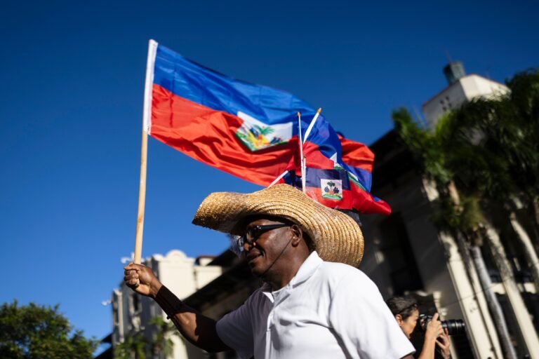 Crearía una ley para ampliar las protecciones temporales para estos refugiados, desafiando los esfuerzos de la administración del presidente