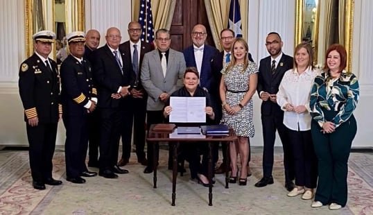 La gobernadora firmó una medida que permite a los empleados cinco minutos para reflexionar o meditar