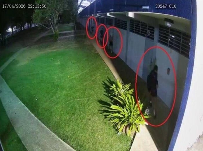 Los sujetos fueron captados por las cámaras de seguridad del plantel escolar