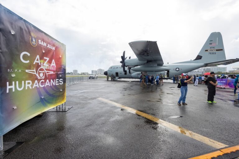 La meteoróloga Amaryllis Cotto Pérez y la tripulación de la aeronave de reconocimiento compartieron su labor científica en una jornada educativa