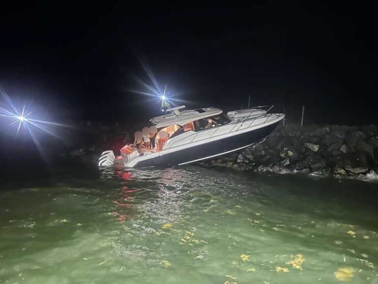 El barco llamado “Chiqui Lilly” quedó encallado con nueve personas a bordo y se logró extraer 350 galones de gasolina