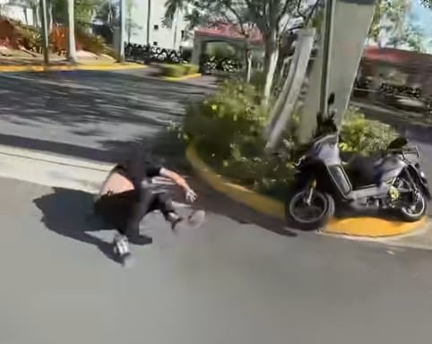Alan Jaddiel Ortiz Ferrer, de 37 años, enfrenta cargos menos graves que incluyen agresión, alteración a la paz y uso ilegal de una licencia de conducir