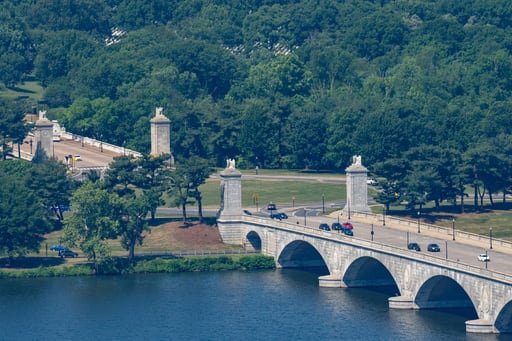 Los comisionados, todos nombrados por el presidente, actuaron a pesar de la abrumadora oposición pública al arco de 250 pies