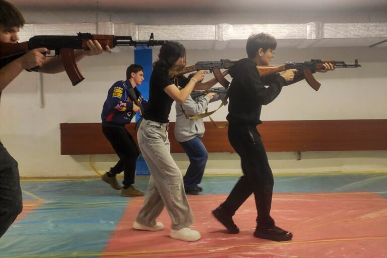 Más de 13,000 estudiantes de entre 15 y 17 años asisten a clases en más de una docena de centros especiales