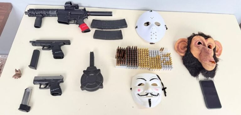 Como parte del operativo, la Uniformada ocupó rifles, pistolas, municiones, sustancias controladas y dinero en efectivo