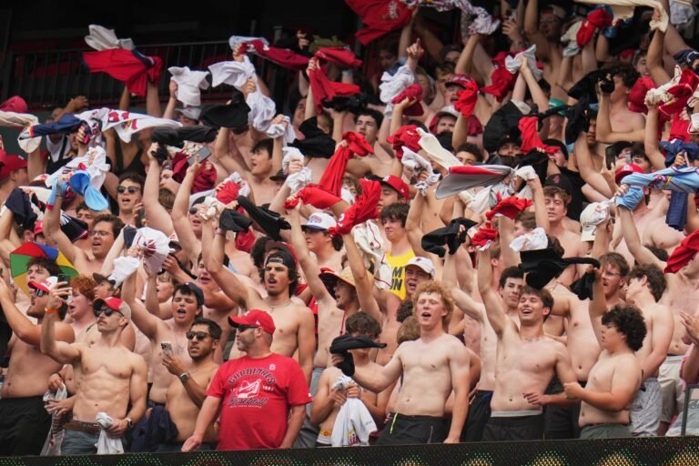 Lo que comenzó como algo espontáneo por parte de jóvenes universitarios en un partido de los Cardinals de San Luis, se ha trasladado a estadios en varias ciudades