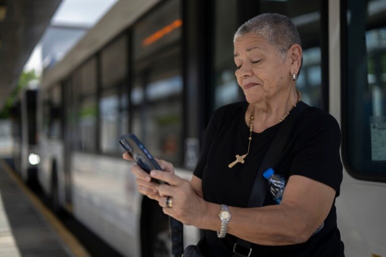 El Nuevo Día visitó terminales y paradas de las guaguas para verificar si el mapa, el rastreador y las rutas que la plataforma presenta eran precisas