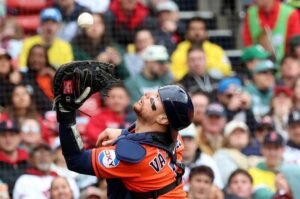 Los Astros se llevaron la serie con un batazo clave de Cam Smith y aporte de Christian Vázquez