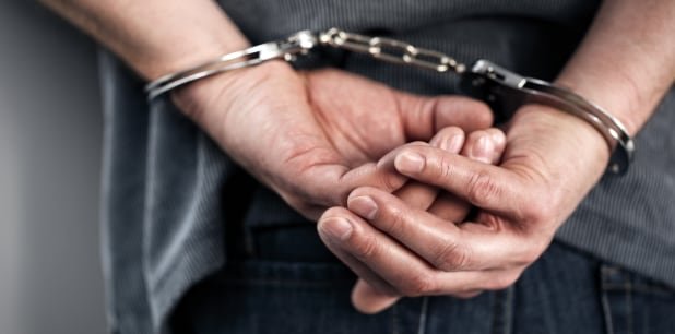 El imputado enfrenta tres cargos por tentativa de asesinato, además de violaciones a la Ley de Armas y daños agravados