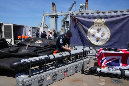Marineros a bordo del RFA Lyme Bay se preparan para una misión de limpieza