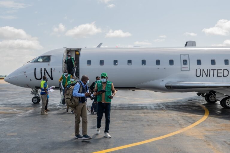 Así lo afirmó este lunes la Organización de Aviación Civil Internacional mientras la OMS considera que el riesgo de transmisión global es “bajo”.