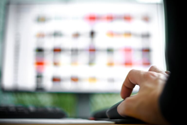 Entre mayo y noviembre de 2025 un extranjero estadounidense sostuvo conversaciones con la mujer para solicitarle archivos íntimos en los que apareciera la niña.