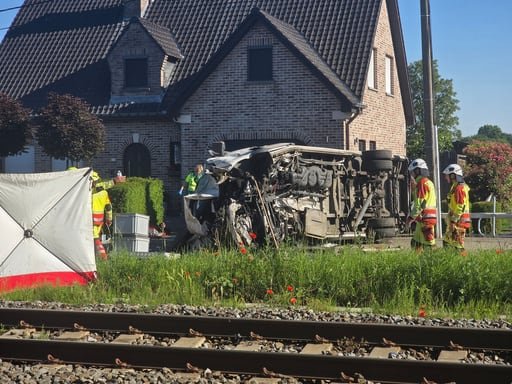 La guagua escolar llevaba siete niños a bordo cuando intentó cruzar las vías del tren