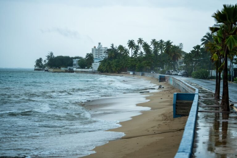 También se mantiene un riesgo alto de corrientes marinas para playas del norte, este y sureste, incluyendo Vieques y Culebra