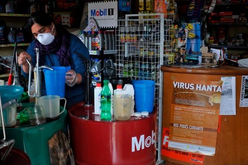 La enfermedad, que es transmitida principalmente por roedores, ha cobrado tres vidas en la embarcación que cruza el Atlántico