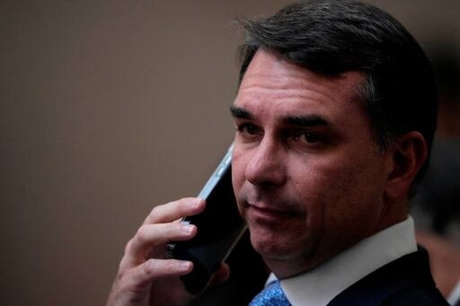 El senador brasileño Flávio Bolsonaro se reunió con Donald Trump en Washington mientras enfrenta un escándalo por recibir millones de un banquero desacreditado