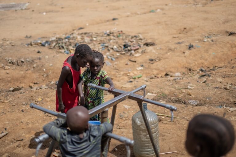 Más de 1,000 casos sospechosos y al menos 220 muertes ya habían sido registradas hasta el martes, incluidos siete casos confirmados en Uganda.