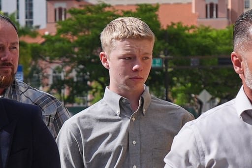 Un juez federal permitió que el joven acusado permanezca en libertad mientras se revisa la logística de su detención