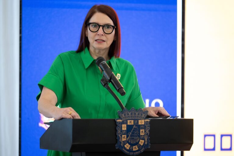 La exsecretaria designada de Estado explica su rol en demanda federal contra el ahora secretario de Salud