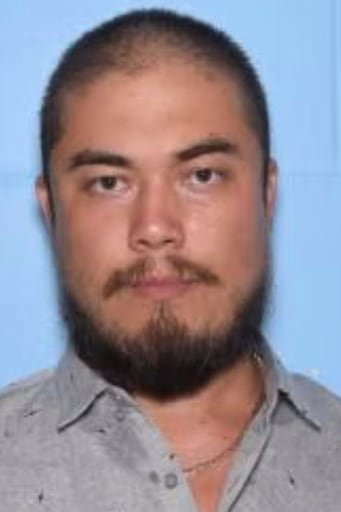 Jacob Baker, de 36 años, es buscado por tres homicidios cometidos en una zona rural