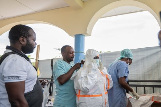El director de la OMS visitó el Congo para apoyar la lucha urgiendo a la colaboración comunitaria para frenar su propagación