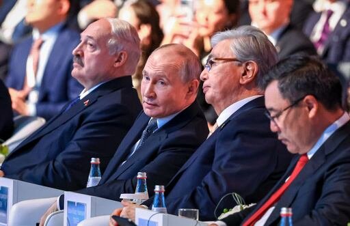 El bloque económico liderado por Rusia amenaza con suspender su membresía por buscar unirse a la UE, intensificando las tensiones políticas