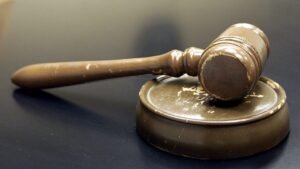 La Policía indicó que el imputado abordó bajo amenaza el vehículo del perjudicado y lo obligó a llevarlo a una institución bancaria