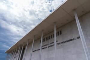 El presidente pronosticó que el principal centro de artes escénicas del país “pronto estará cerrado, probablemente para no volver a abrir nunca”
