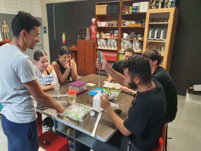 Diversas experiencias en exteriores y laboratorios llevaron a un grupo de 15 jóvenes de dos planteles, en Cidra y Cayey, a conocer más sobre coquíes, sapos y ranas