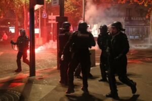 La policía francesa precisó que 300 de las detenciones fueron en París y siete agentes resultaron heridos, luego que fanáticos protagonizaran choques y actos vandálicos