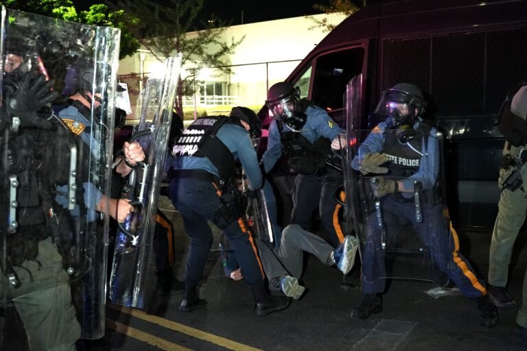 La manifestación ocurre frente al centro de detención de migrantes de Delaney Hall