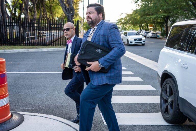 Ni el exsecretario de Salud ni su abogado, Jorge Gordon, emitieron comentarios al llegar al edificio de la agencia federal